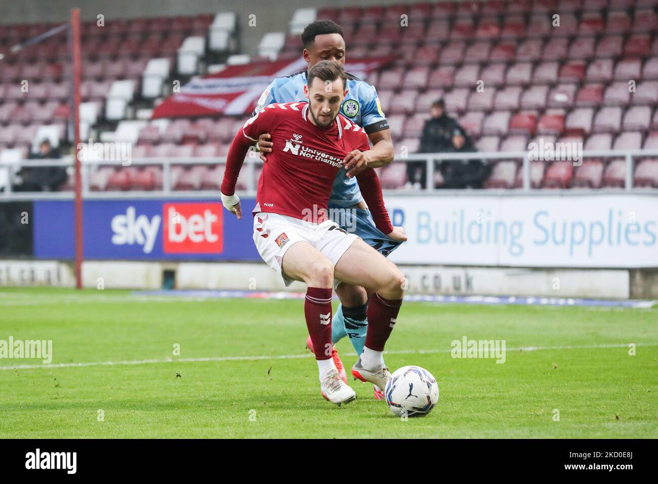 Dylan Connolly di Northampton Town è imbrogliato da Forest Green Rovers Udoka Godwin-Malife durante la prima metà della partita della Sky Bet League 2 tra Northampton Town e Forest Green Rovers al PTS Academy Stadium di Northampton sabato 15th gennaio 2022. (Foto di John Cripps/MI News/NurPhoto) Foto Stock