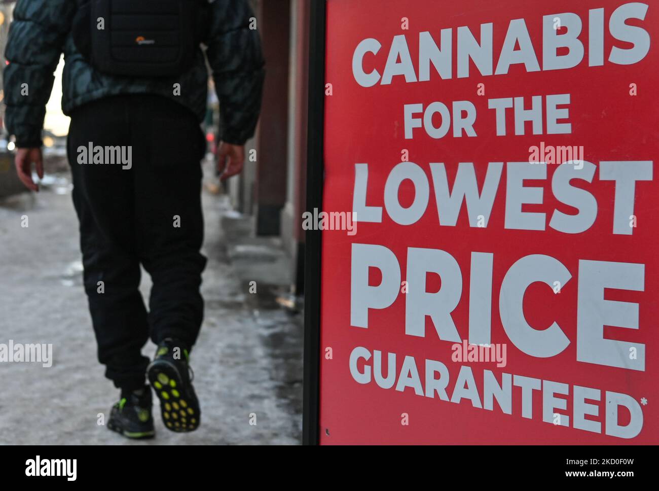 Un cartello 'Cannabis for the Lowest Price Guaranteed' visto nel centro di Edmonton. Sabato 15 gennaio 2021, a Edmonton, Alberta, Canada. (Foto di Artur Widak/NurPhoto) Foto Stock