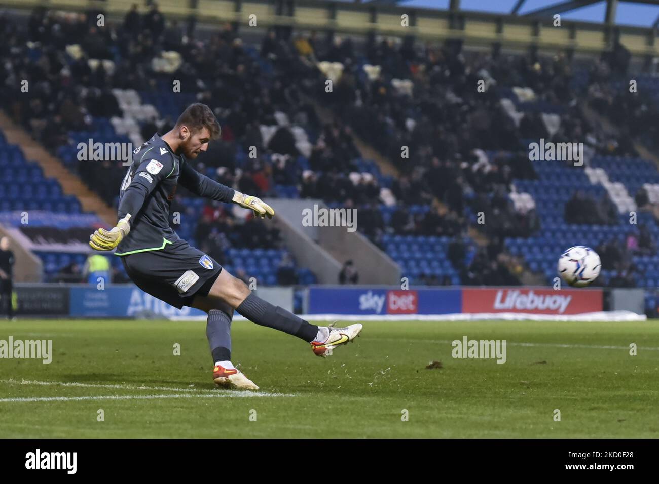 Jake Turner di Colchester in azione durante la partita della Sky Bet League 2 tra Colchester United e Barrow al JobServe Community Stadium di Colchester sabato 15th gennaio 2022. (Foto di Ivan Yordanov/MI News/NurPhoto) Foto Stock