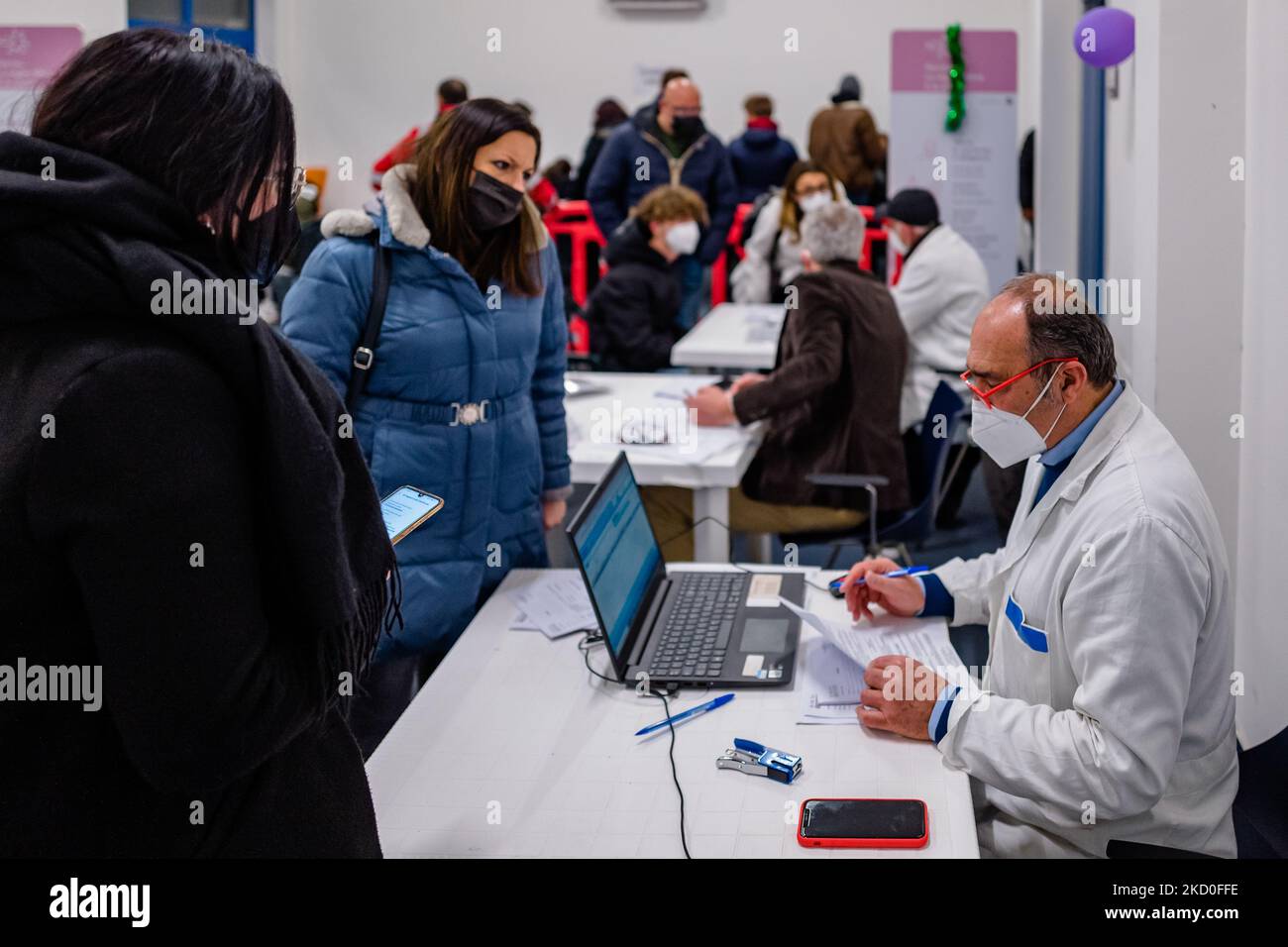 I medici al lavoro durante la notte dedicata ai bambini di età compresa tra i 12-19 e i 18 anni presso il centro di vaccinazione Cozzoli di Molfetta il 15 gennaio 2022. L'iniziativa 'la notte è giovane' voluta dalla Regione Puglia per somministrare il vaccino anti-Covid agli Apuliani tra i 12 e i 19 anni si è svolta presso l'hub Cozzoli di Molfetta su prenotazione per evitare riunioni. Il Presidente della Regione Puglia Michele Emiliano ha voluto così aumentare il numero di vaccinati prima di tornare a scuola. Il centro di vaccinazione è stato aperto sabato 15 gennaio dalle 20 alle 24. (Foto di Davide Pischettola/NurPhoto) Foto Stock
