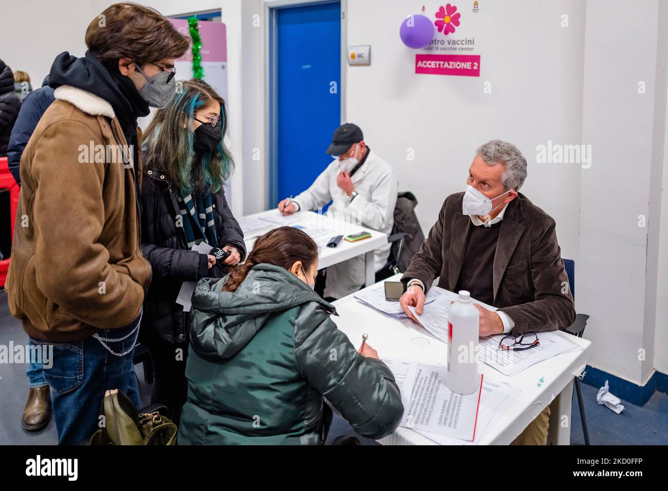 I medici al lavoro durante la notte dedicata ai bambini di età compresa tra i 12-19 e i 18 anni presso il centro di vaccinazione Cozzoli di Molfetta il 15 gennaio 2022. L'iniziativa 'la notte è giovane' voluta dalla Regione Puglia per somministrare il vaccino anti-Covid agli Apuliani tra i 12 e i 19 anni si è svolta presso l'hub Cozzoli di Molfetta su prenotazione per evitare riunioni. Il Presidente della Regione Puglia Michele Emiliano ha voluto così aumentare il numero di vaccinati prima di tornare a scuola. Il centro di vaccinazione è stato aperto sabato 15 gennaio dalle 20 alle 24. (Foto di Davide Pischettola/NurPhoto) Foto Stock
