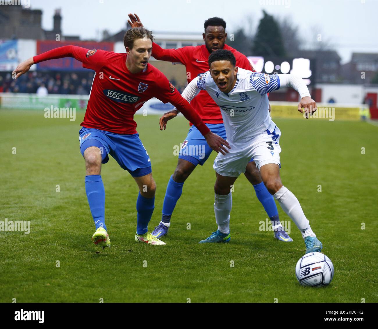 DAGENHAM, INGHILTERRA - 15 GENNAIO: L-R Dagenham & Redbridge's Wright and Nathan Ralph of Southend United durante il quarto round del fa Trophy tra Dagenham e Redbridge e Southend Uniti a Victoria Road , Dagenham, Regno Unito il 15th gennaio 2022 (Photo by Action Foto Sport/NurPhoto) Foto Stock