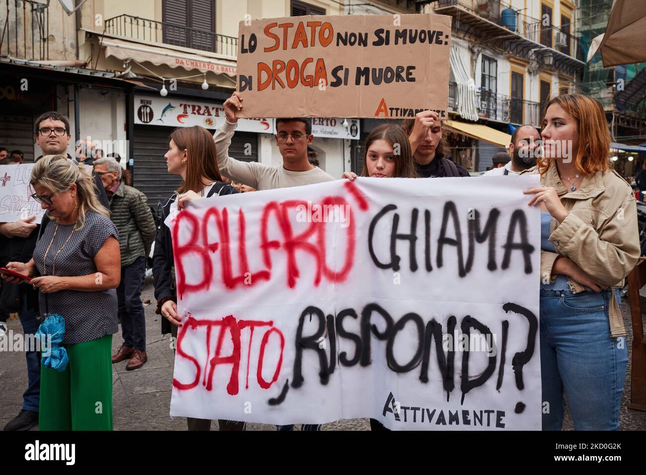 Palermo, Sicilia, Italia. 4th Nov 2022. Dimostrazione contro la droga sotto il motto 'Care creates in-dependence''. Secondo i promotori dell'evento, ''e' diventato impossibile nel centro storico di Palermo, Ed in particolare in alcune zone dell'Albergheria, per non notare l'aumento di tutti i fenomeni legati al consumo, alla vendita e alla produzione di droghe, compresa in particolare la cricca, il cui pericolo è sempre più sentito in molte grandi città europee. ''.la protesta si è svolta da Casa Professa verso le strade del quartiere storico di Albergheria.Banners re Foto Stock