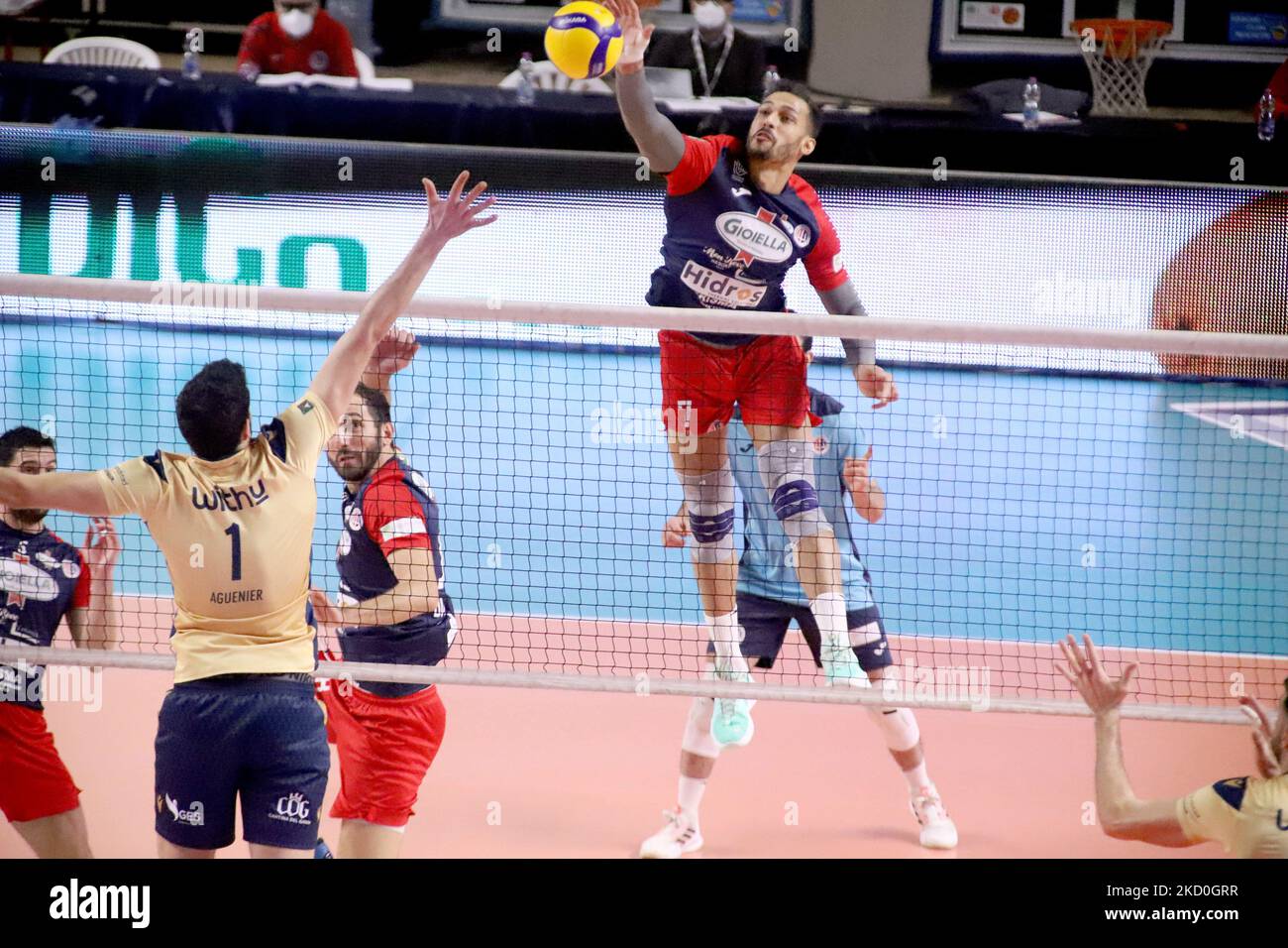 Joao Rafael De Barros Ferreira Prisma Taranto si è schiantato durante il Volley Serie a Campionato Men Superleague Prisma Taranto vs NBV Verona il 16 gennaio 2022 al PalaMazzola di Taranto (Foto di Giuseppe leva/LiveMedia/NurPhoto) Foto Stock