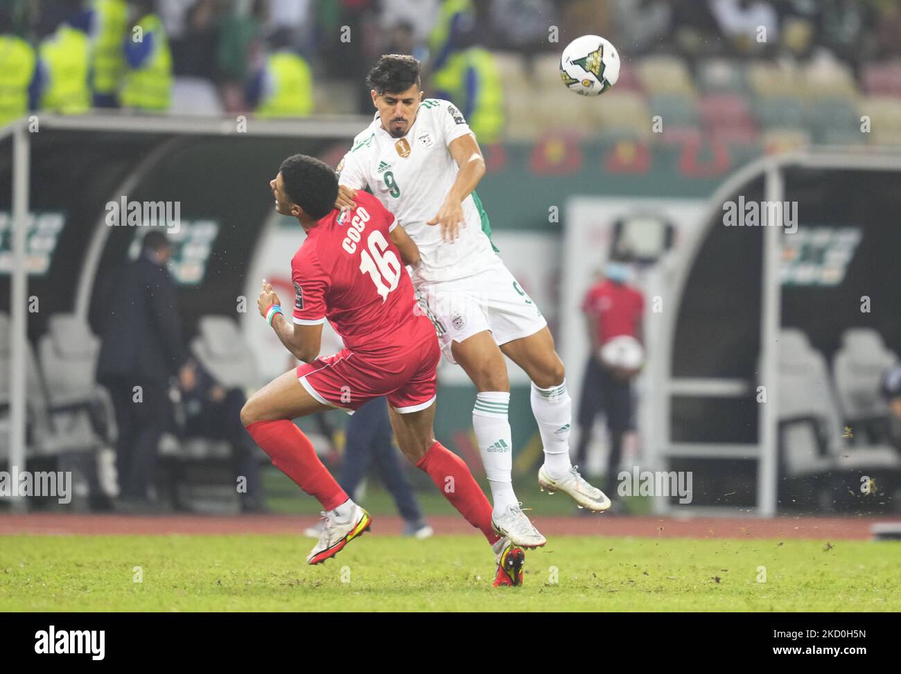 Baghdad Bounedjah di Algeria e Saúl Coco di Guinea Equatoriale durante l'Algeria contro la Guinea Equatoriale, Coppa delle nazioni africane, allo Stadio di Japoma il 16 gennaio 2022. (Foto di Ulrik Pedersen/NurPhoto) Foto Stock