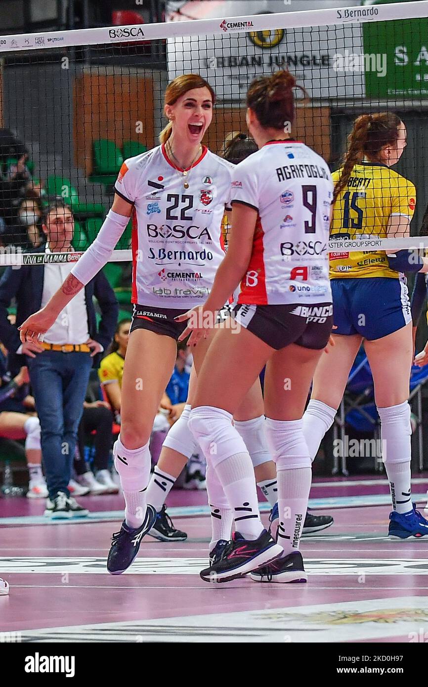 Stufi Federica (Bosca Cuneo)&#XA; e Agrifoglio Beatrice (Bosca Cuneo) festeggia dopo aver segnato una partita durante il Volley Serie Italiana A1 incontro femminile Bosca S.Bernardo Cuneo vs Delta Despar Trentino il 16 gennaio 2022 alla pala Ubi Banca di Cuneo (Foto di Danilo Vigo/LiveMedia/NurPhoto) Foto Stock