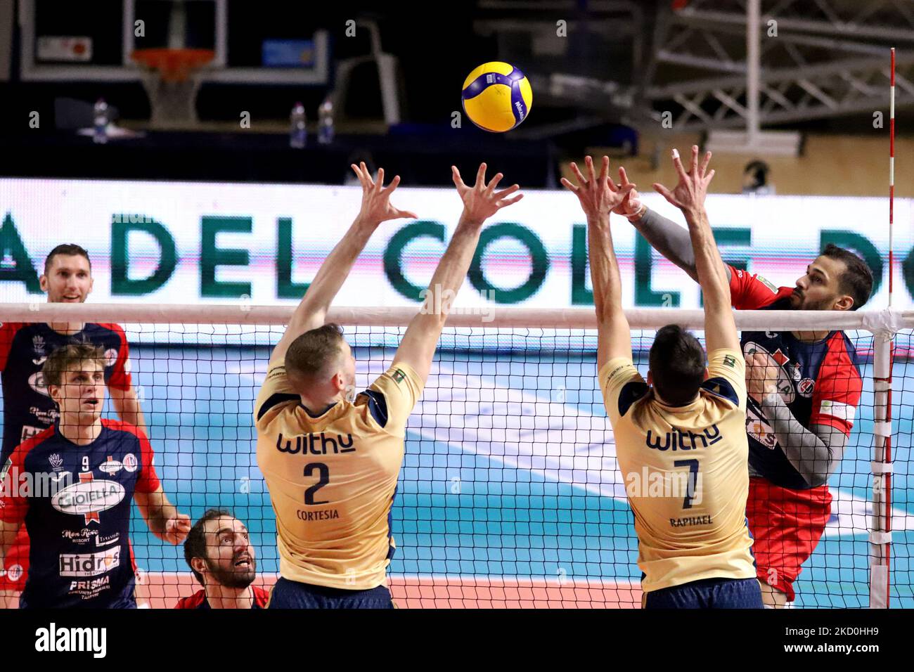 Joao Rafael De Barros Ferreira Prisma Taranto si è schiantato durante il Volley Serie a Campionato Men Superleague Prisma Taranto vs NBV Verona il 16 gennaio 2022 al PalaMazzola di Taranto (Foto di Giuseppe leva/LiveMedia/NurPhoto) Foto Stock