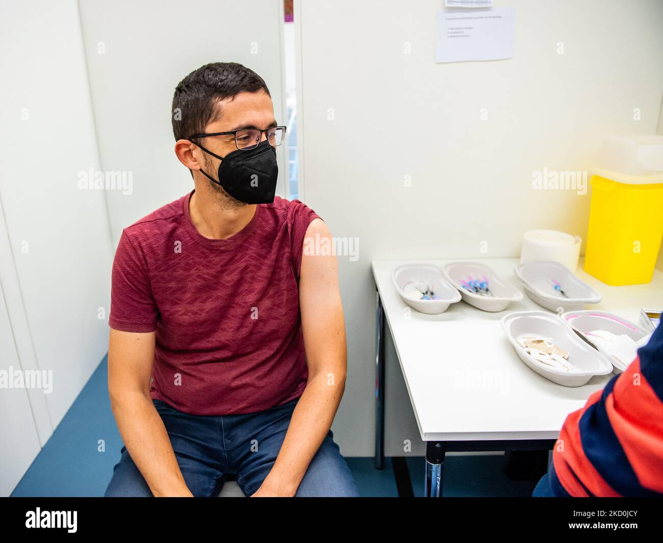 Un uomo sta ricevendo il vaccino di richiamo Covid-19 con il BioNTech/Pfizer in una delle sedi di vaccinazione a Nijmegen, il 17th gennaio 2022. (Foto di Romy Arroyo Fernandez/NurPhoto) Foto Stock