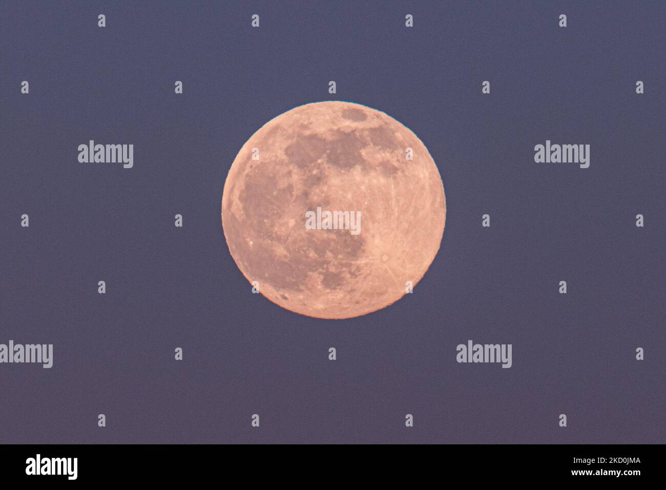 La luna piena si trova alle spalle del Monte Prena nel Parco Nazionale del Gran Sasso d'Italia il 2022 gennaio. La prima luna piena dell'anno è la luna di lupo secondo i nativi nordamericani. (Foto di Lorenzo di Cola/NurPhoto) Foto Stock
