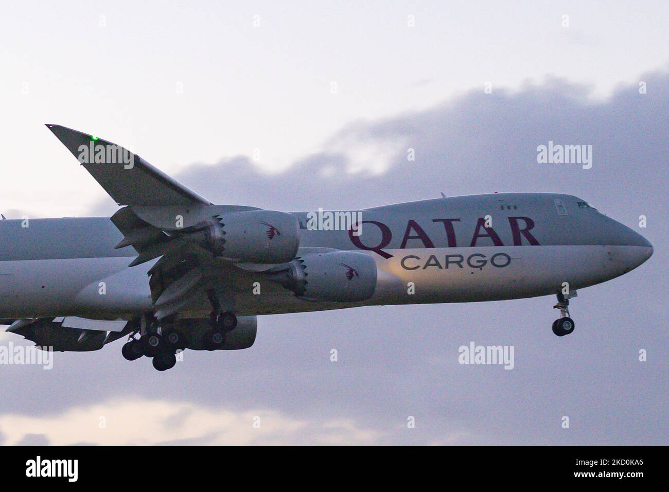 Qatar Airways Cargo Boeing 747-8F variante di trasporto visto atterrare all'aeroporto Schiphol di Amsterdam AMS EHAM in serata. Il quad jet Boeing 747 jumbo jet, un velivolo largo, con la registrazione A7-BGA. Qatar Airways Cargo, il ramo merci della compagnia aerea, è il terzo vettore internazionale di merci al mondo. LA compagnia AEREA QTR è la compagnia di bandiera del Qatar, di proprietà dello Stato, con sede a Doha. I voli cargo hanno aumentato la domanda e volano di più mentre il traffico dell'industria dell'aviazione dei passeggeri sta gradualmente affondando un periodo difficile con la pandemia di coronavirus di Covid-19 che ha un impatto negativo sulla t Foto Stock