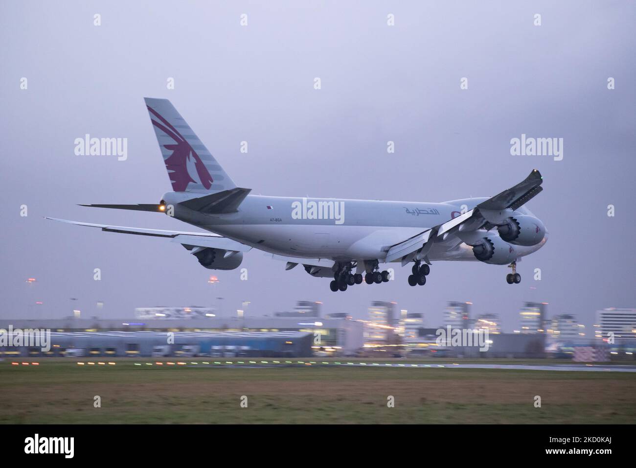 Qatar Airways Cargo Boeing 747-8F variante di trasporto visto atterrare all'aeroporto Schiphol di Amsterdam AMS EHAM in serata. Il quad jet Boeing 747 jumbo jet, un velivolo largo, con la registrazione A7-BGA. Qatar Airways Cargo, il ramo merci della compagnia aerea, è il terzo vettore internazionale di merci al mondo. LA compagnia AEREA QTR è la compagnia di bandiera del Qatar, di proprietà dello Stato, con sede a Doha. I voli cargo hanno aumentato la domanda e volano di più mentre il traffico dell'industria dell'aviazione dei passeggeri sta gradualmente affondando un periodo difficile con la pandemia di coronavirus di Covid-19 che ha un impatto negativo sulla t Foto Stock