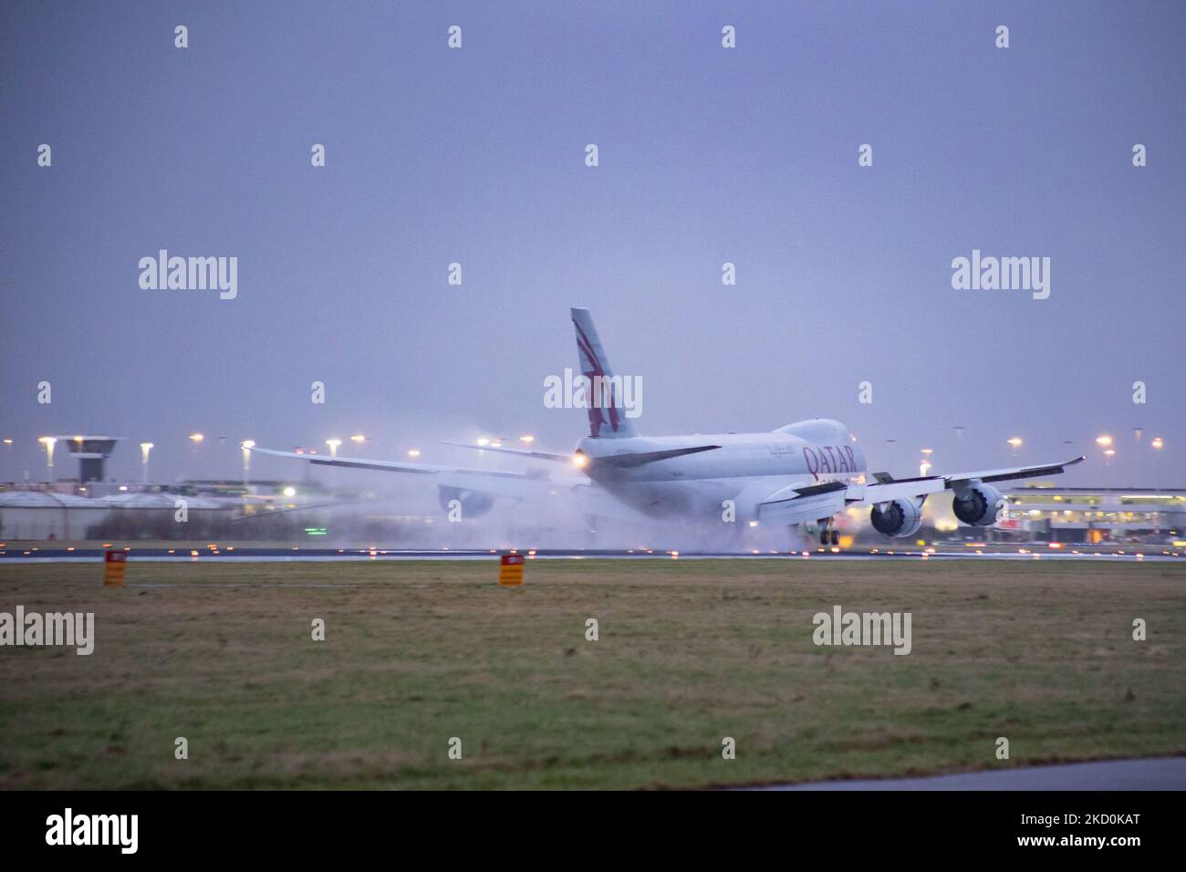 Qatar Airways Cargo Boeing 747-8F variante di trasporto visto atterrare all'aeroporto Schiphol di Amsterdam AMS EHAM in serata. Il quad jet Boeing 747 jumbo jet, un velivolo largo, con la registrazione A7-BGA. Qatar Airways Cargo, il ramo merci della compagnia aerea, è il terzo vettore internazionale di merci al mondo. LA compagnia AEREA QTR è la compagnia di bandiera del Qatar, di proprietà dello Stato, con sede a Doha. I voli cargo hanno aumentato la domanda e volano di più mentre il traffico dell'industria dell'aviazione dei passeggeri sta gradualmente affondando un periodo difficile con la pandemia di coronavirus di Covid-19 che ha un impatto negativo sulla t Foto Stock