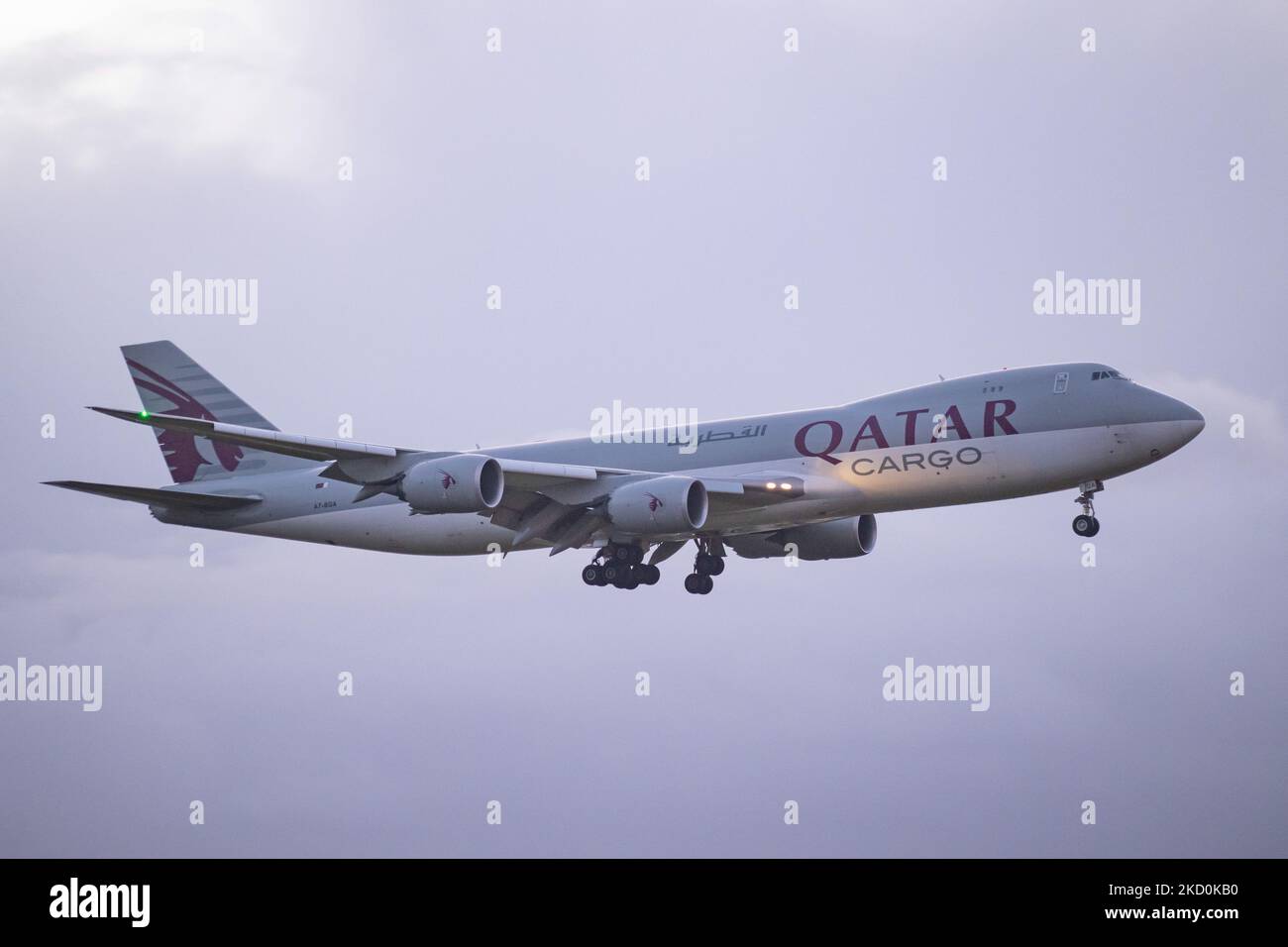 Qatar Airways Cargo Boeing 747-8F variante di trasporto visto atterrare all'aeroporto Schiphol di Amsterdam AMS EHAM in serata. Il quad jet Boeing 747 jumbo jet, un velivolo largo, con la registrazione A7-BGA. Qatar Airways Cargo, il ramo merci della compagnia aerea, è il terzo vettore internazionale di merci al mondo. LA compagnia AEREA QTR è la compagnia di bandiera del Qatar, di proprietà dello Stato, con sede a Doha. I voli cargo hanno aumentato la domanda e volano di più mentre il traffico dell'industria dell'aviazione dei passeggeri sta gradualmente affondando un periodo difficile con la pandemia di coronavirus di Covid-19 che ha un impatto negativo sulla t Foto Stock