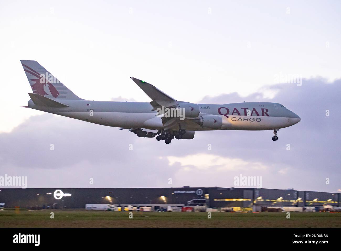 Qatar Airways Cargo Boeing 747-8F variante di trasporto visto atterrare all'aeroporto Schiphol di Amsterdam AMS EHAM in serata. Il quad jet Boeing 747 jumbo jet, un velivolo largo, con la registrazione A7-BGA. Qatar Airways Cargo, il ramo merci della compagnia aerea, è il terzo vettore internazionale di merci al mondo. LA compagnia AEREA QTR è la compagnia di bandiera del Qatar, di proprietà dello Stato, con sede a Doha. I voli cargo hanno aumentato la domanda e volano di più mentre il traffico dell'industria dell'aviazione dei passeggeri sta gradualmente affondando un periodo difficile con la pandemia di coronavirus di Covid-19 che ha un impatto negativo sulla t Foto Stock
