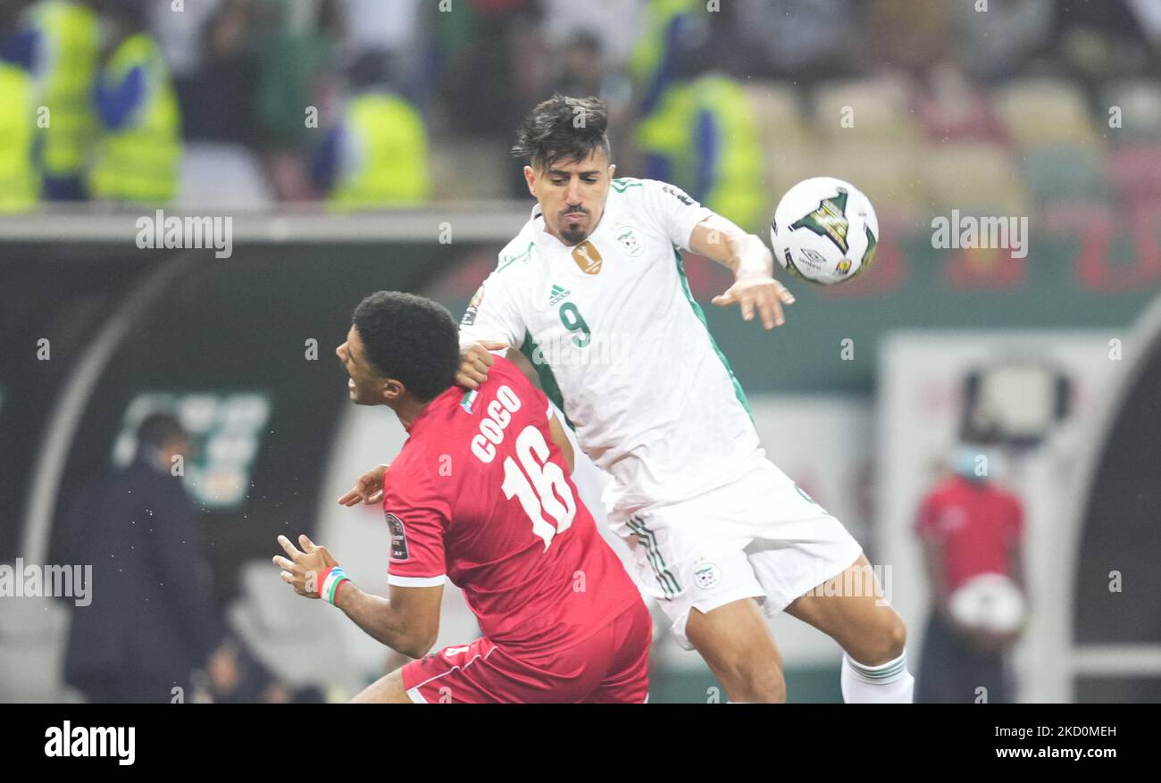 Baghdad Bounedjah di Algeria e Saúl Coco di Guinea Equatoriale durante l'Algeria contro la Guinea Equatoriale, Coppa delle nazioni africane, allo Stadio di Japoma il 16 gennaio 2022. (Foto di Ulrik Pedersen/NurPhoto) Foto Stock