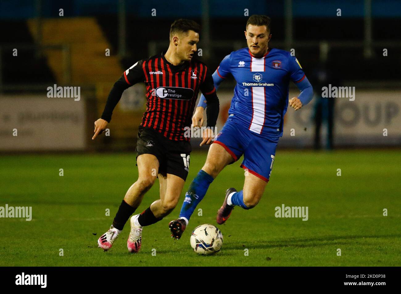 Luke Molyneux di Hartlepool United e Brennan Dickson di Carlisle United in azione durante la partita della Sky Bet League 2 tra Carlisle United e Hartlepool United a Brunton Park, Carlisle martedì 18th gennaio 2022. (Foto di will Matthews/MI News/NurPhoto) Foto Stock