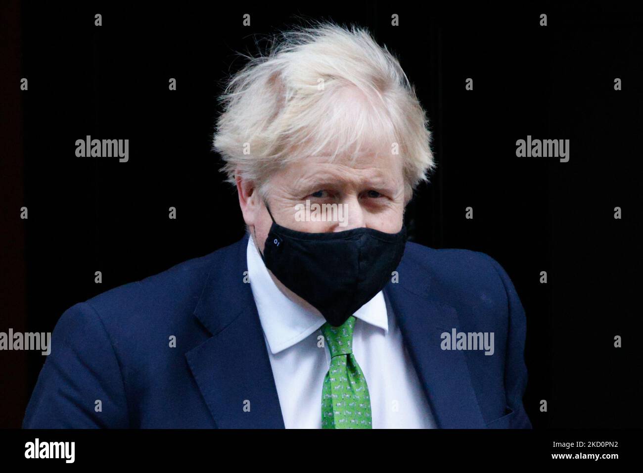 Il primo ministro britannico Boris Johnson lascia 10 Downing Street per la sua apparizione settimanale del primo ministro (PMQ) alla Camera dei Comuni a Londra, in Inghilterra, il 19 gennaio 2022. (Foto di David Cliff/NurPhoto) Foto Stock