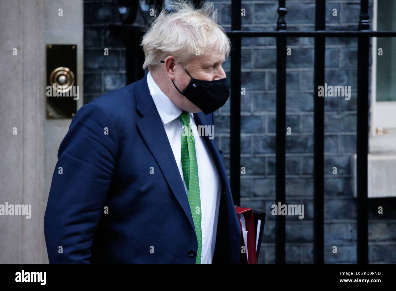 Il primo ministro britannico Boris Johnson lascia 10 Downing Street per la sua apparizione settimanale del primo ministro (PMQ) alla Camera dei Comuni a Londra, in Inghilterra, il 19 gennaio 2022. (Foto di David Cliff/NurPhoto) Foto Stock