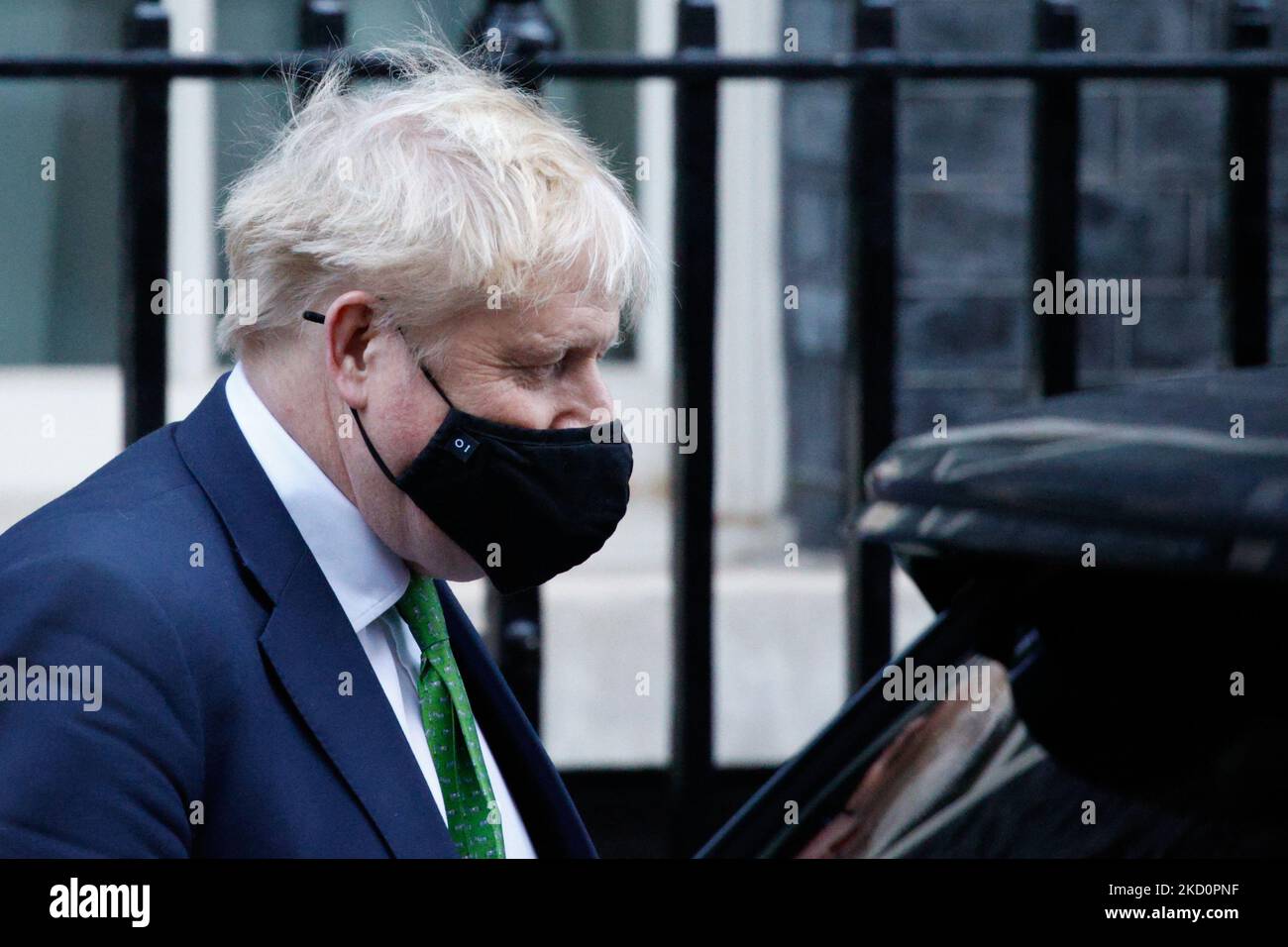 Il primo ministro britannico Boris Johnson lascia 10 Downing Street per la sua apparizione settimanale del primo ministro (PMQ) alla Camera dei Comuni a Londra, in Inghilterra, il 19 gennaio 2022. (Foto di David Cliff/NurPhoto) Foto Stock