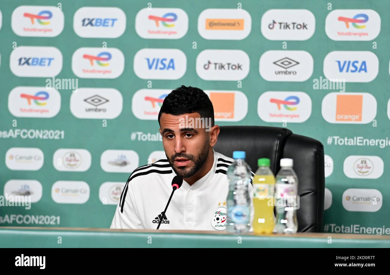 Il percussore algerino Riyad Mahrez partecipa a una conferenza stampa presso lo stadio Japoma di Douala il 19 gennaio 2022 alla vigilia della partita di calcio della Coppa delle nazioni d'Africa 2021 (CAN) tra Costa d'Avorio e Algeria (Photo by APP/NurPhoto) Foto Stock