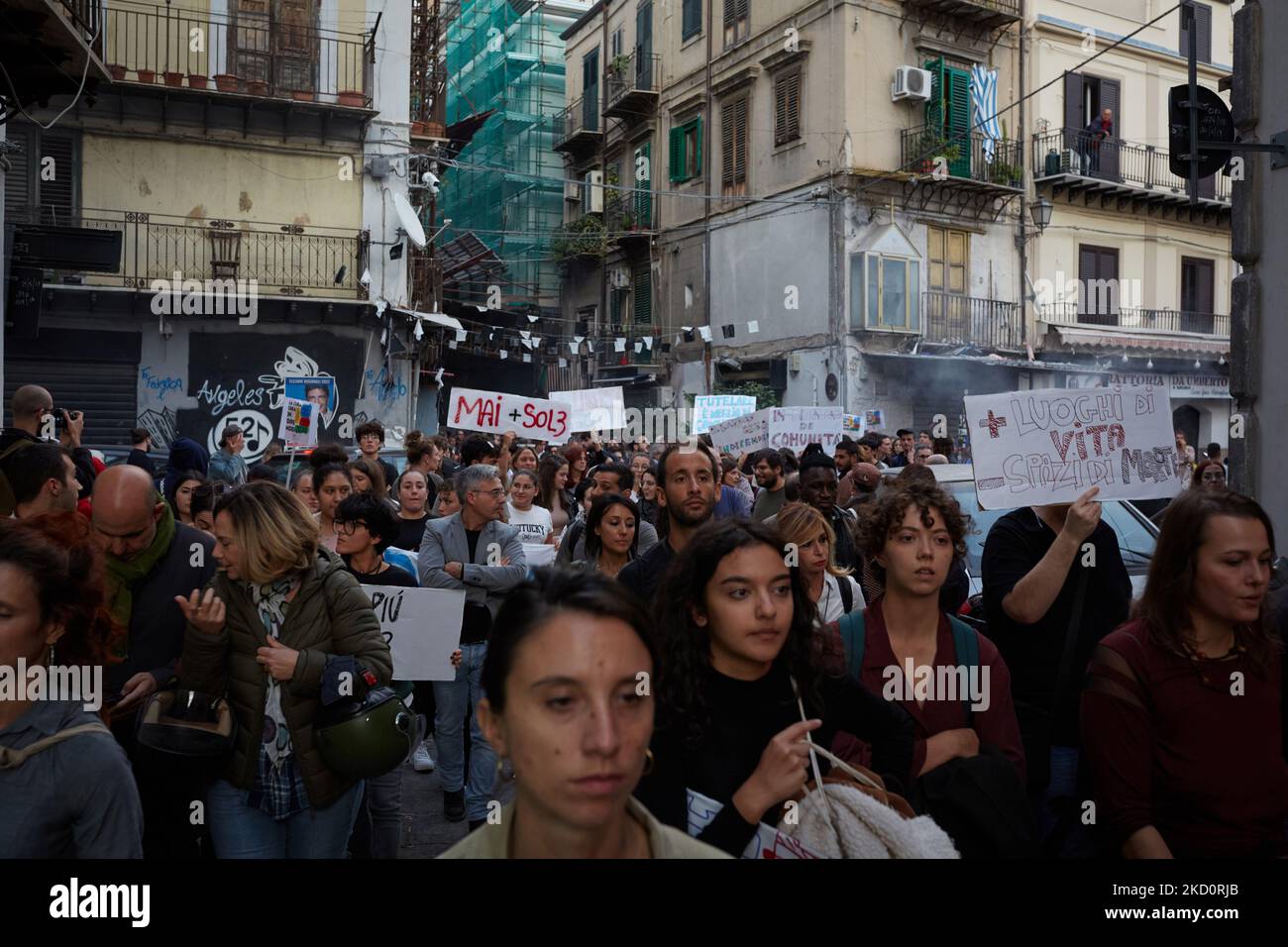 Palermo, Sicilia, Italia. 4th Nov 2022. Dimostrazione contro la droga sotto il motto 'Care creates in-dependence''. Secondo i promotori dell'evento, ''e' diventato impossibile nel centro storico di Palermo, Ed in particolare in alcune zone dell'Albergheria, per non notare l'aumento di tutti i fenomeni legati al consumo, alla vendita e alla produzione di droghe, compresa in particolare la cricca, il cui pericolo è sempre più sentito in molte grandi città europee. ''.la protesta si è svolta da Casa Professa verso le strade del quartiere storico di Albergheria. (Credit IMA Foto Stock