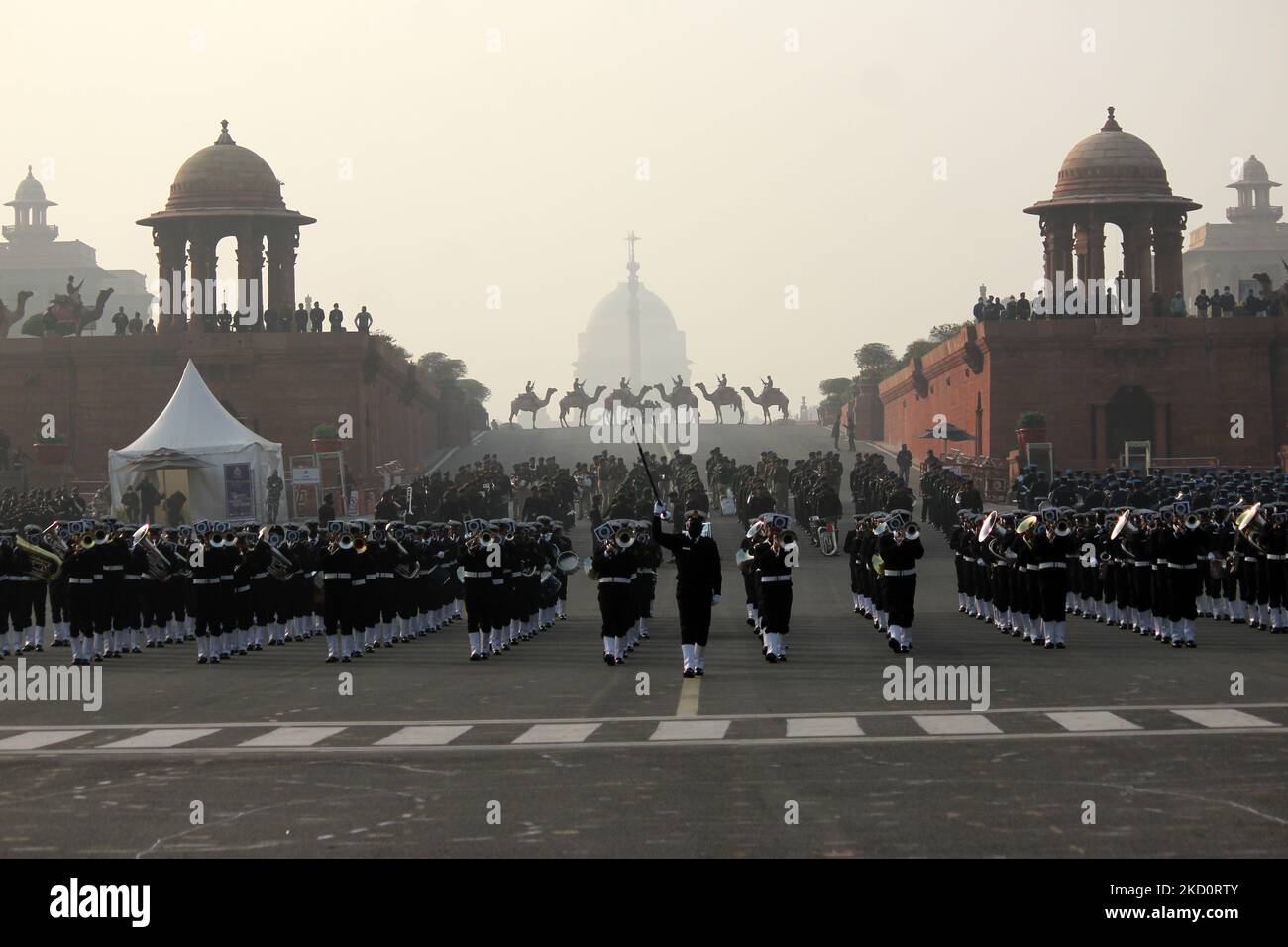 I membri della banda militare indiana partecipano alle prove per la prossima cerimonia di ritiro dei picchiatori, presso Raisina Hills a Nuova Delhi, India, il 19 gennaio 2022. (Foto di Mayank Makhija/NurPhoto) Foto Stock