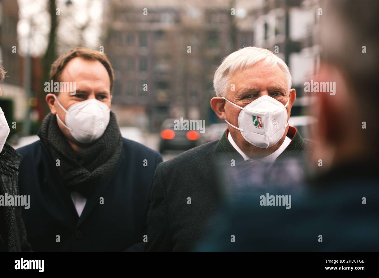 Il ministro della salute dell'NRW Karl-Josef Laumann e il sindaco di duesseldorf Dr. Stephan Keller parlano ai media di fronte alla stazione di vaccinazione mobile di fronte alla chiesa di Santa Maria Himmelfahrt a Duesseldorf, Germania il 19 gennaio 2022, poiché il numero di infezioni da omicron aumenta rapidamente in Germania (Foto di Ying Tang/NurPhoto) Foto Stock