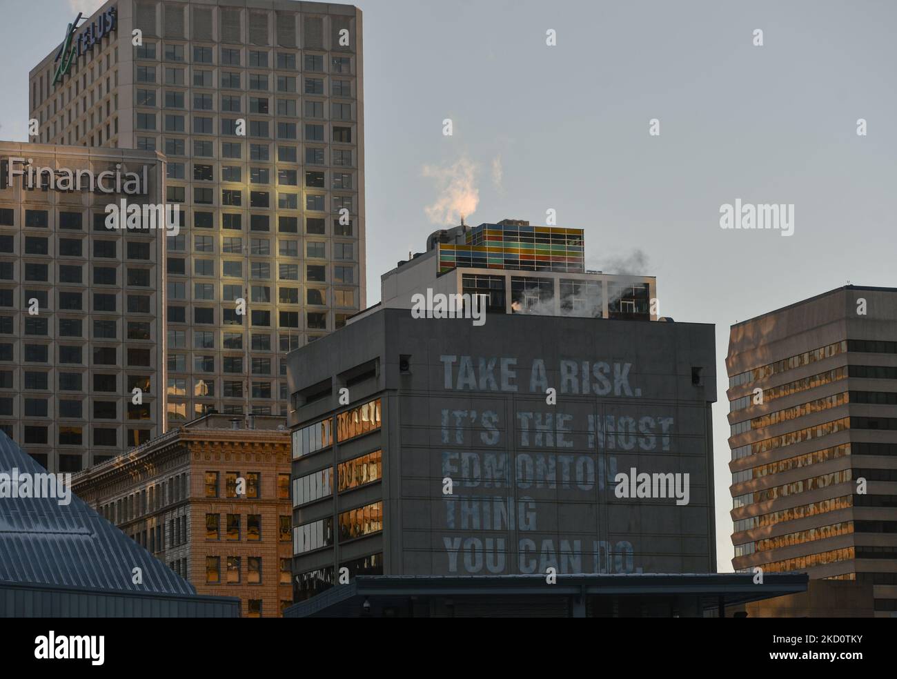 Un'iscrizione che recita: 'Prendere un rischio. È la cosa più importante che si possa fare a Edmonton." visto in un edificio nel centro di Edmonton. Mercoledì 19 gennaio 2021, a Edmonton, Alberta, Canada. (Foto di Artur Widak/NurPhoto) Foto Stock