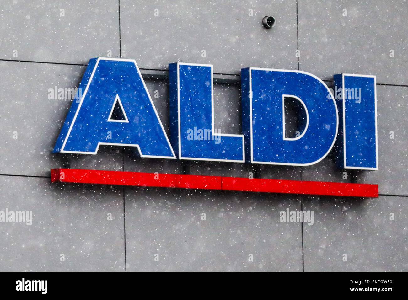 Il logo del supermercato Aldi si vede durante la nevicata a Cracovia, in Polonia. Gennaio 20, 2022. (Foto di Beata Zawrzel/NurPhoto) Foto Stock