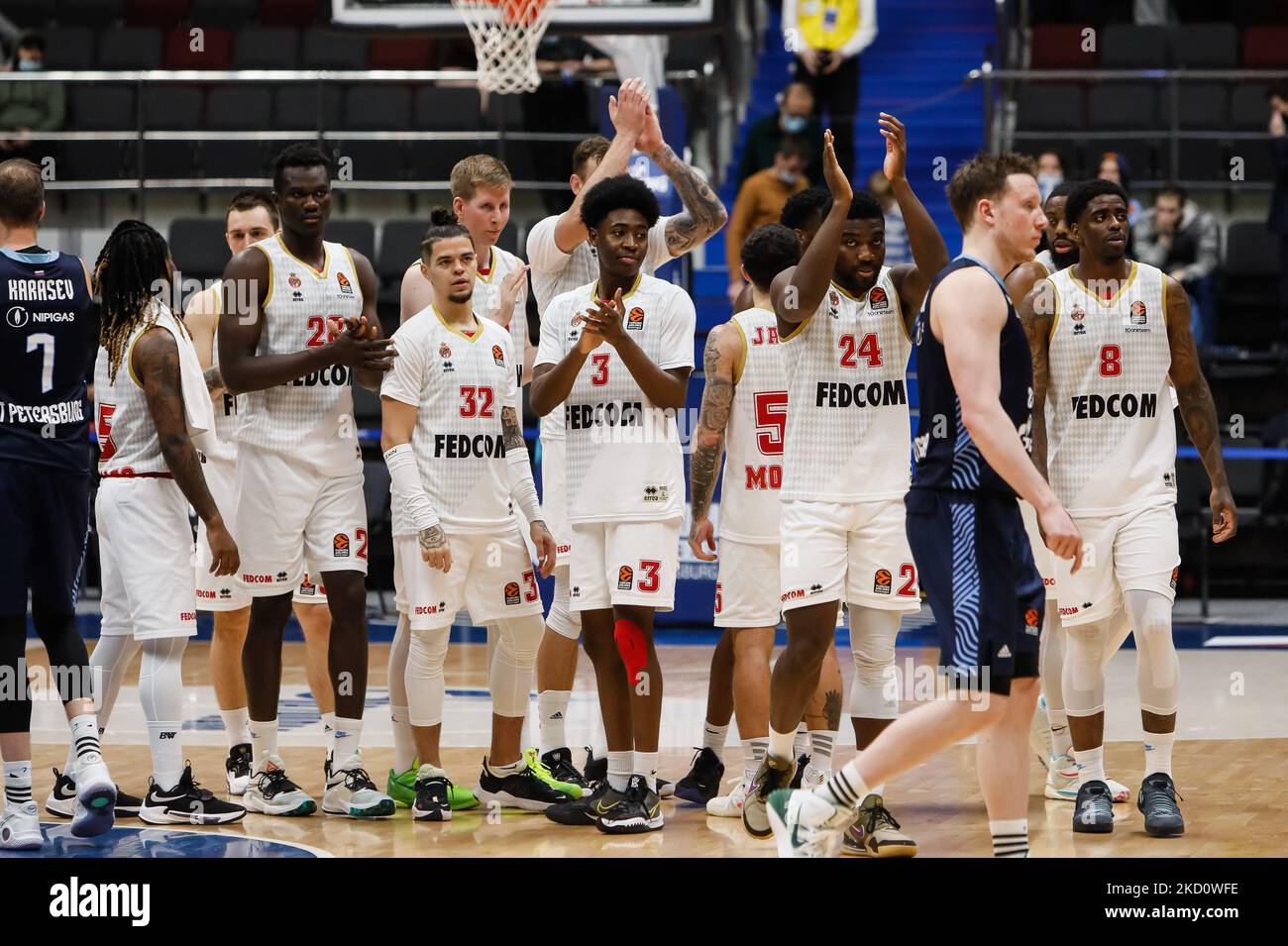 MENTRE i giocatori di Monaco celebrano la vittoria durante la partita di pallacanestro Eurolega tra Zenit San Pietroburgo e MONACO il 20 gennaio 2022 alla Sibur Arena di San Pietroburgo, Russia. (Foto di Mike Kireev/NurPhoto) Foto Stock