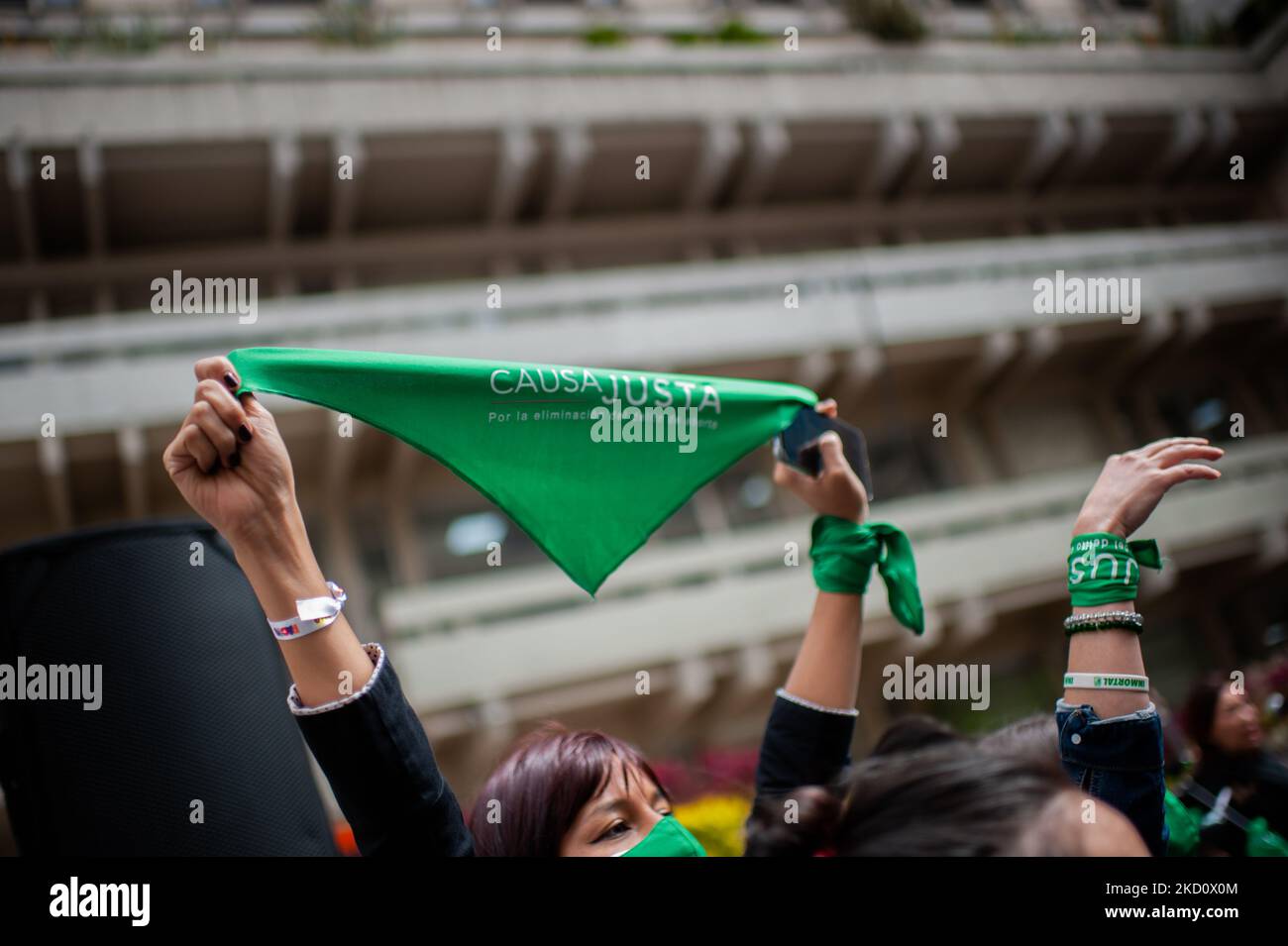 Le donne dimostrano a sostegno della depenalizzazione degli aborti al di fuori della casa della Corte costituzionale colombiana a Bogotà, Colombia, il 20 gennaio 2022 (Foto di Sebastian Barros/NurPhoto) Foto Stock