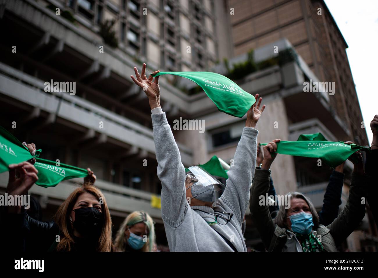 Le donne dimostrano a sostegno della depenalizzazione degli aborti al di fuori della casa della Corte costituzionale colombiana a Bogotà, Colombia, il 20 gennaio 2022 (Foto di Sebastian Barros/NurPhoto) Foto Stock