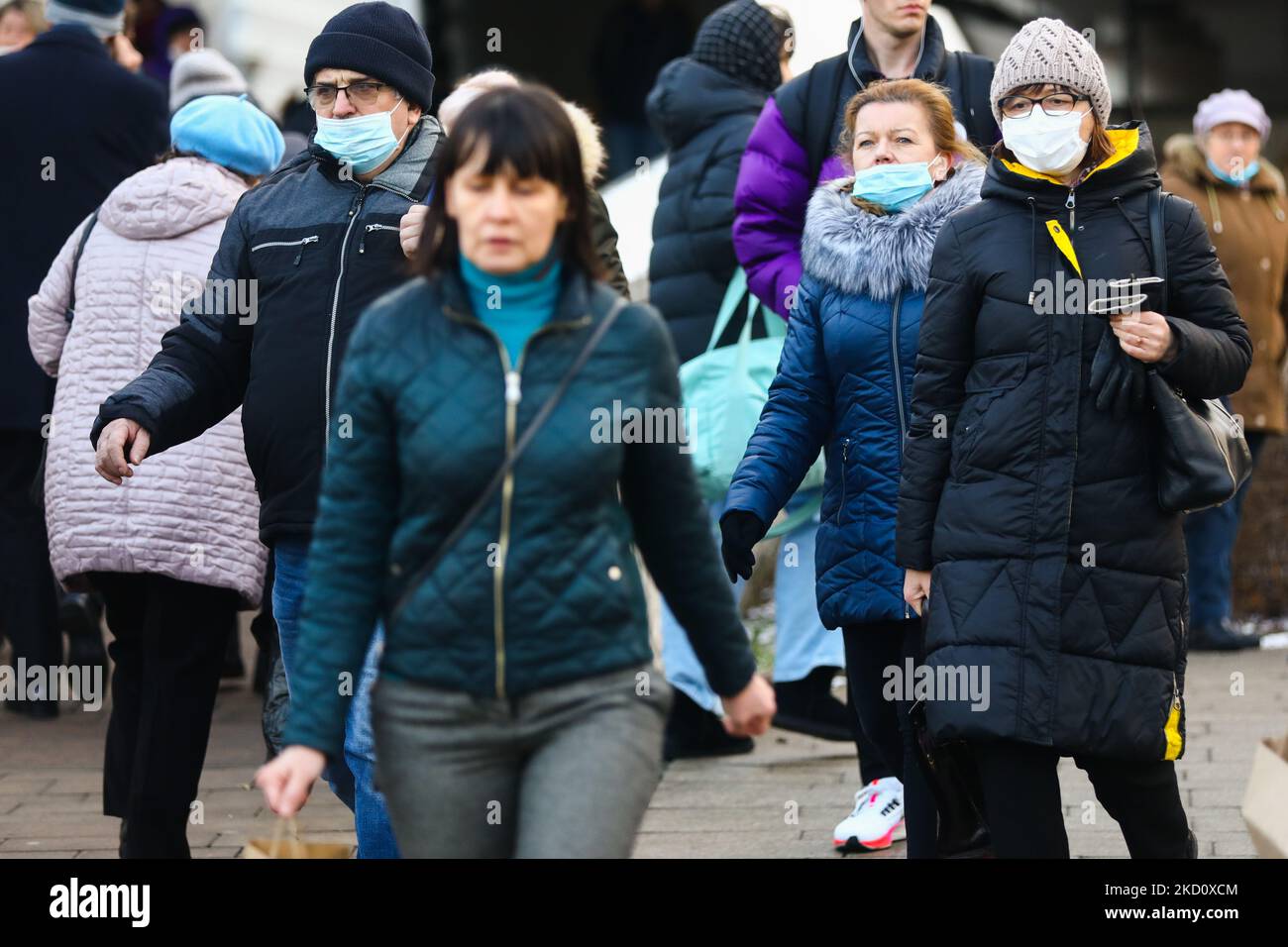 Le persone indossano maschere facciali durante la quinta ondata della pandemia di coronavirus a Cracovia, in Polonia. Gennaio 18, 2022. (Foto di Beata Zawrzel/NurPhoto) Foto Stock