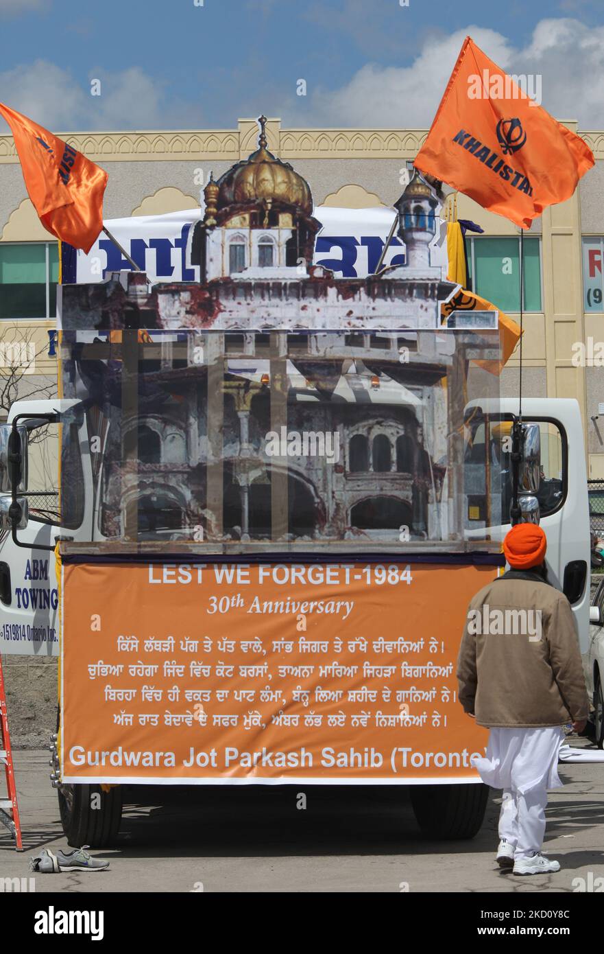 Un grande camion che commemora il 30th° anniversario del massacro del 1984 con l'immagine di Jarnail Singh Bhindranwale (Una figura controversa nella storia indiana che i Sikh considerano un grande martire ed è considerata da altri Come figura militante). Ci sono altre immagini dei martiri Sikh con descrizioni per commemorare la tempesta del 1984 Golden Temple dall'esercito indiano e rendere omaggio alle migliaia di Sikh che sono stati uccisi in un Apparente attacco di vendetta istigato da membri del partito al governo del Congresso e scatenato dall'assassinio del primo indiano Ministro Indira Gand Foto Stock