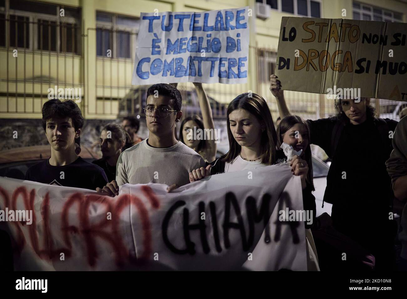 Palermo, Sicilia, Italia. 4th Nov 2022. Dimostrazione contro la droga sotto il motto 'Care creates in-dependence''. Secondo i promotori dell'evento, ''e' diventato impossibile nel centro storico di Palermo, Ed in particolare in alcune zone dell'Albergheria, per non notare l'aumento di tutti i fenomeni legati al consumo, alla vendita e alla produzione di droghe, compresa in particolare la cricca, il cui pericolo è sempre più sentito in molte grandi città europee. ''.la protesta si è svolta da Casa Professa verso le strade del quartiere storico di Albergheria.Banners re Foto Stock