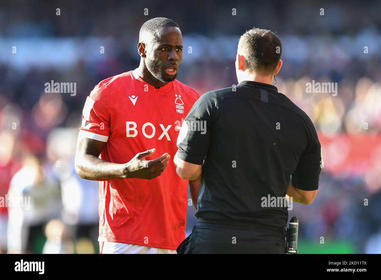 Keinan Davis di Nottingham Forest ha parole con Referee, Tim Robinson durante la partita Sky Bet Championship tra Nottingham Forest e Derby County al City Ground, Nottingham, sabato 22nd gennaio 2022. (Foto di Jon Hoble/MI News/NurPhoto) Foto Stock