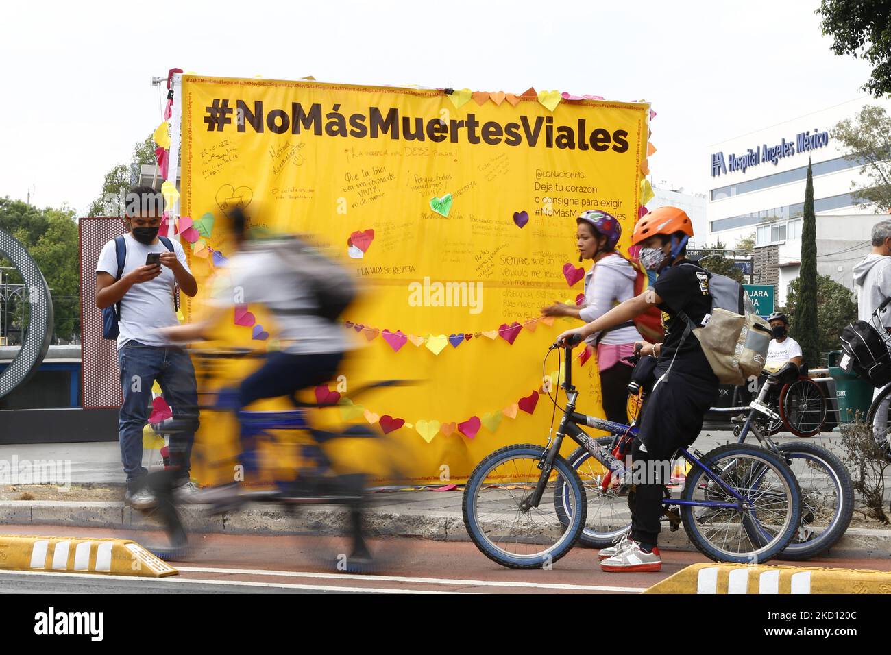 I ciclisti rotolano accanto a un murale per non più morti su strada il 22 gennaio 2022 a Città del Messico, Messico. I ciclisti attivisti svolgono un'attività come parte della Giornata Nazionale per la mobilità sicura che cerca una legge per la sicurezza dei ciclisti nel paese. (Foto di Guillermo GutiÃ©rrez/NurPhoto) Foto Stock