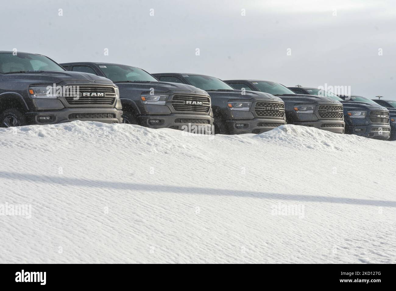 Veicoli RAM al di fuori di una concessionaria RAM a South Edmonton. Sabato 22 gennaio 2022, a Edmonton, Alberta, Canada. (Foto di Artur Widak/NurPhoto) Foto Stock Veicoli RAM al di fuori di una concessionaria RAM a South Edmonton. Sabato 22 gennaio 2022, a Edmonton, Alberta, Canada. (Foto di Artur Widak/NurPhoto) Foto Stock
