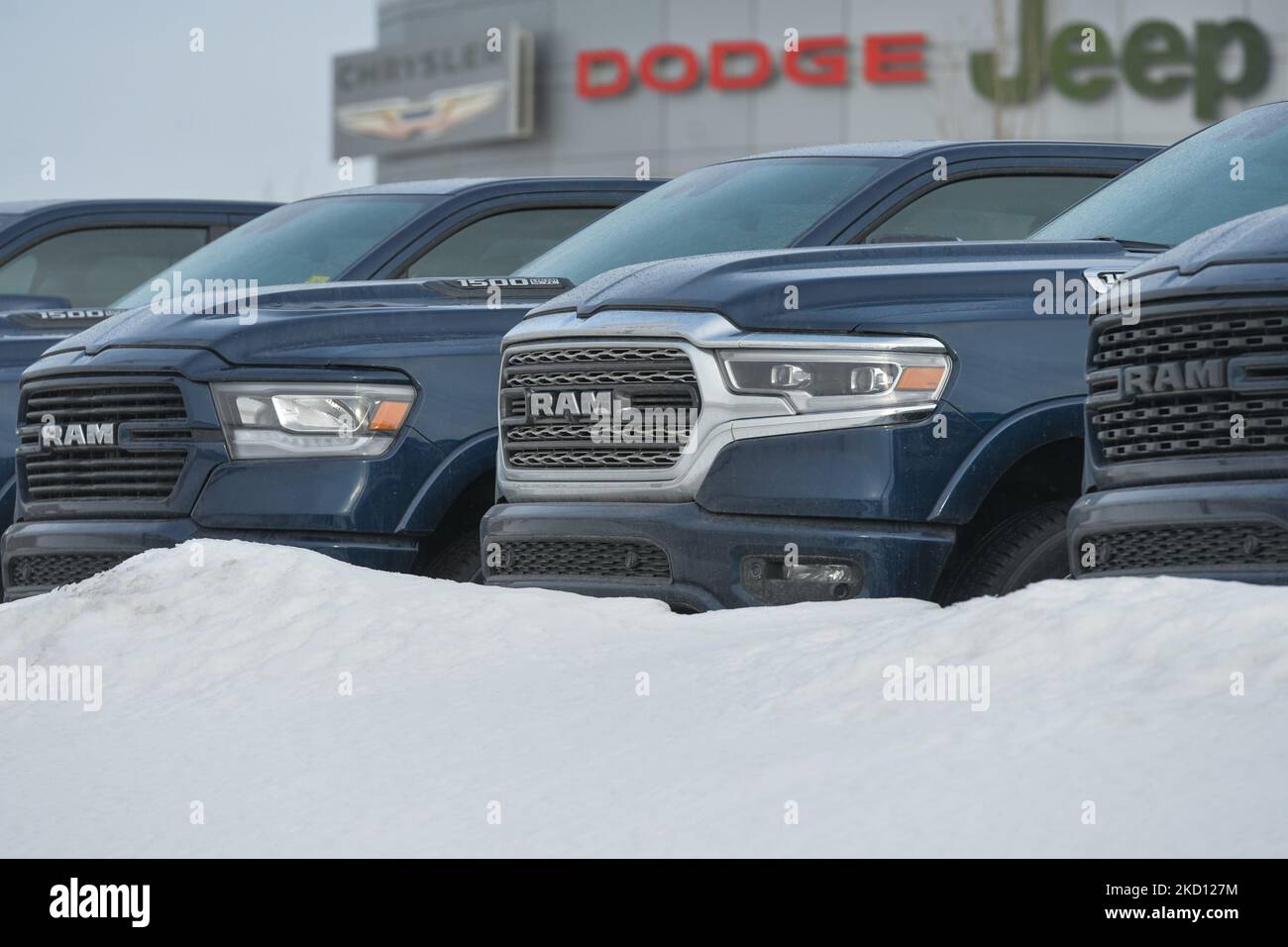 Veicoli RAM al di fuori di una concessionaria RAM a South Edmonton. Sabato 22 gennaio 2022, a Edmonton, Alberta, Canada. (Foto di Artur Widak/NurPhoto) Foto Stock Veicoli RAM al di fuori di una concessionaria RAM a South Edmonton. Sabato 22 gennaio 2022, a Edmonton, Alberta, Canada. (Foto di Artur Widak/NurPhoto) Foto Stock