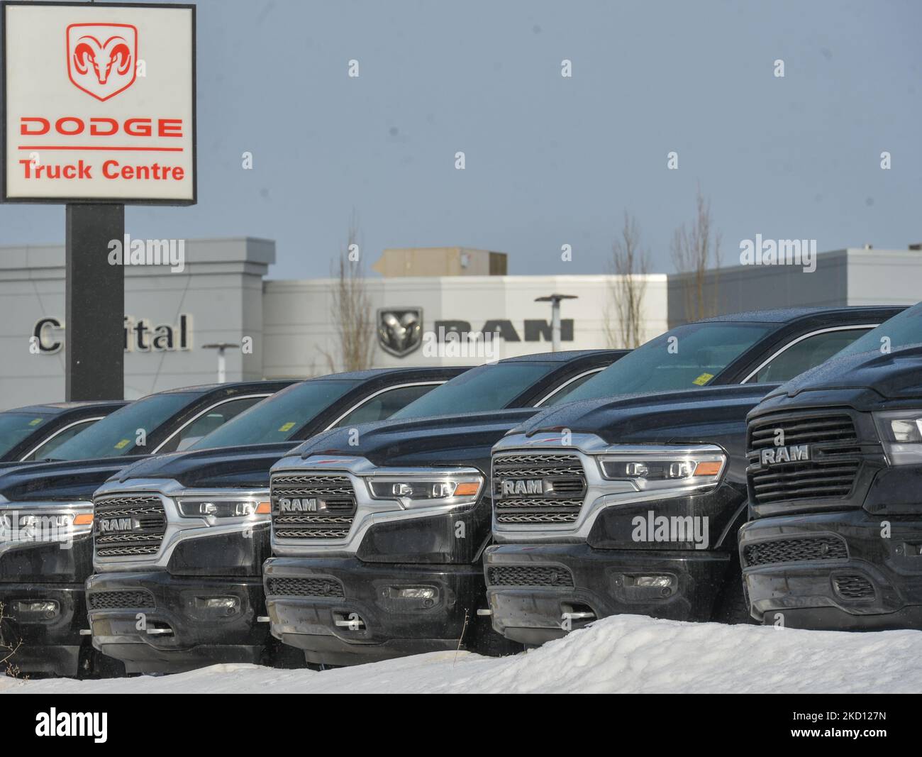 Veicoli RAM al di fuori di una concessionaria RAM a South Edmonton. Sabato 22 gennaio 2022, a Edmonton, Alberta, Canada. (Foto di Artur Widak/NurPhoto) Foto Stock Veicoli RAM al di fuori di una concessionaria RAM a South Edmonton. Sabato 22 gennaio 2022, a Edmonton, Alberta, Canada. (Foto di Artur Widak/NurPhoto) Foto Stock