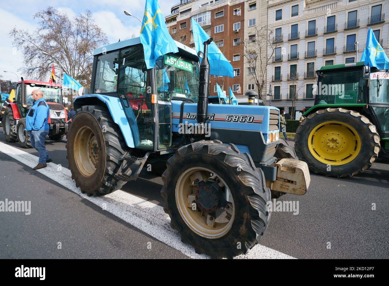 I trattori marciano alla mobilitazione in difesa della campagna e del mondo rurale e alla futura legge sulla protezione degli animali, in Plaza San Juan de la Cruz, il 23 gennaio 2022 a Madrid, Spagna. L'associazione Alma Rural ha chiamato la protesta sotto il nome di "Grande dimostrazione del mondo rurale" in risposta alla situazione subita dal settore primario e per aumentare la consapevolezza nella società circa la crisi e gli attacchi da diversi fronti che sostiene il campo e. le persone che lavorano nel settore. Inoltre, alla protesta hanno partecipato i settori e i gruppi interessati Foto Stock