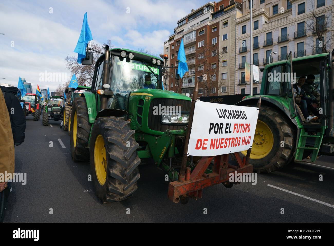 I trattori marciano alla mobilitazione in difesa della campagna e del mondo rurale e alla futura legge sulla protezione degli animali, in Plaza San Juan de la Cruz, il 23 gennaio 2022 a Madrid, Spagna. L'associazione Alma Rural ha chiamato la protesta sotto il nome di "Grande dimostrazione del mondo rurale" in risposta alla situazione subita dal settore primario e per aumentare la consapevolezza nella società circa la crisi e gli attacchi da diversi fronti che sostiene il campo e. le persone che lavorano nel settore. Inoltre, alla protesta hanno partecipato i settori e i gruppi interessati Foto Stock