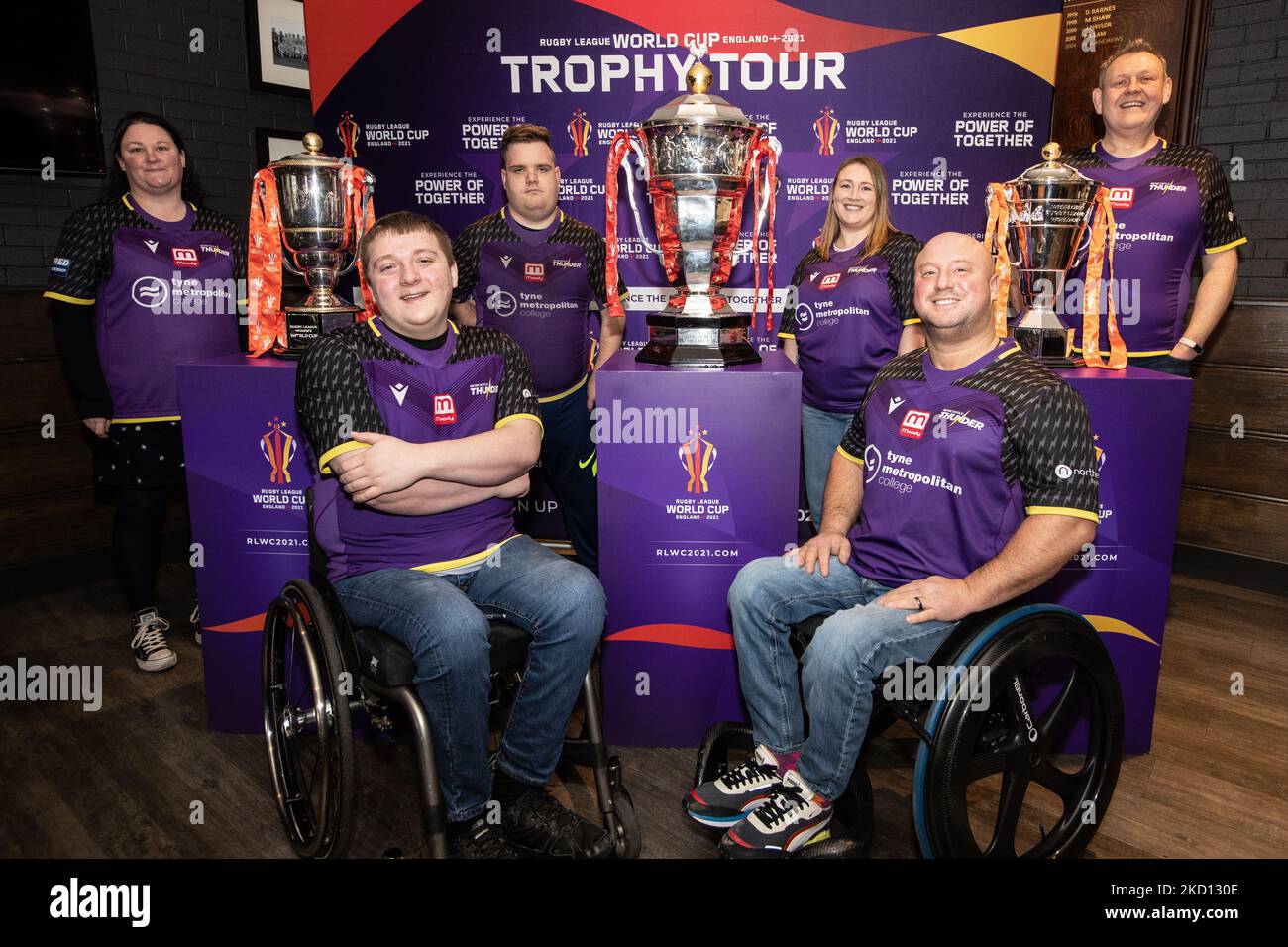 I membri della sedia a rotelle Thunder e i giocatori disabili hanno raffigurato con i trofei che hanno dato il via all'amichevole partita tra Newcastle Thunder e Wigan Warriors a Kingston Park, Newcastle, sabato 22nd gennaio 2022. (Foto di Chris Lishman/MI News/NurPhoto) Foto Stock