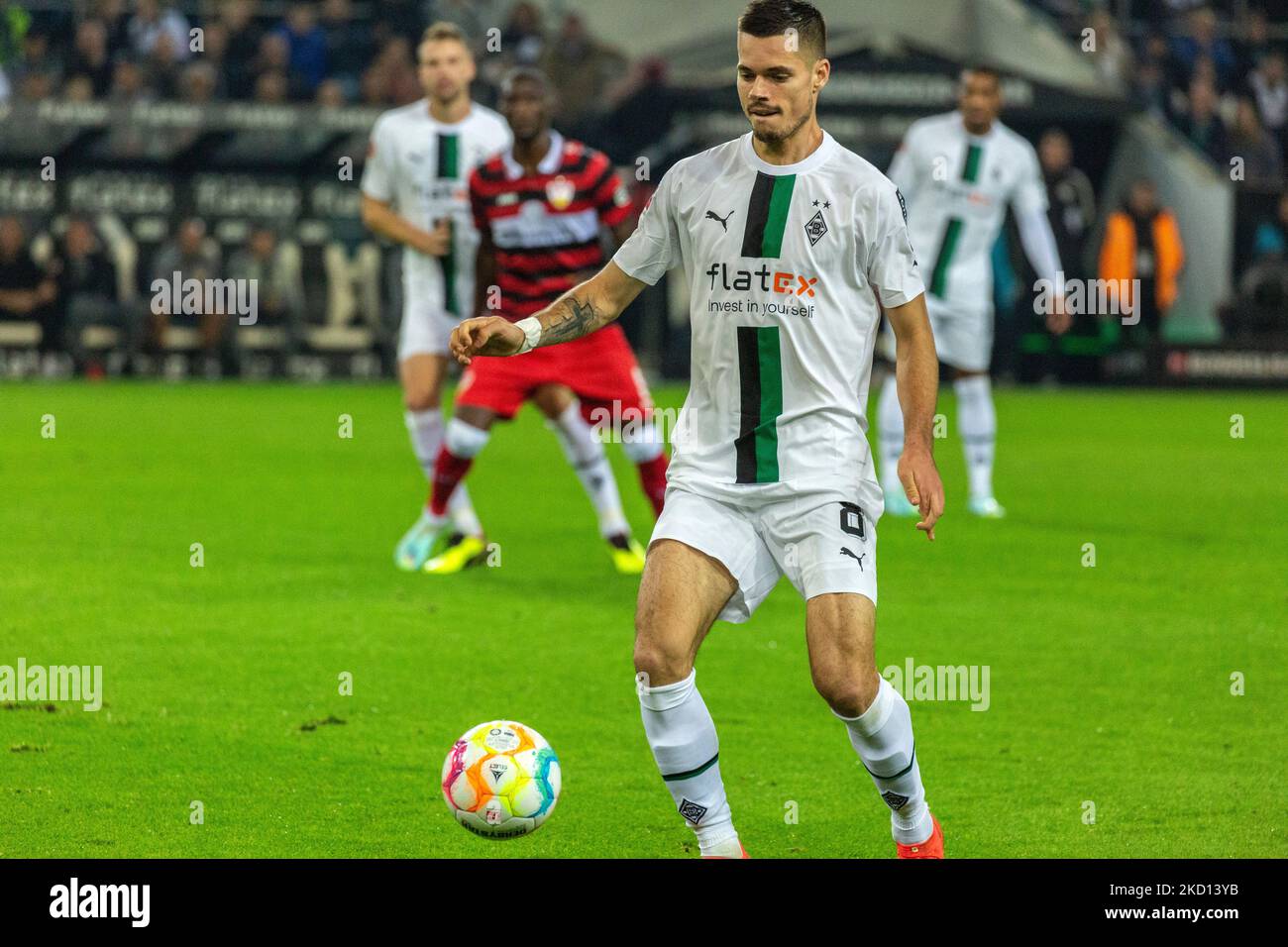 Sport, calcio, Bundesliga, 2022/2023, Borussia Moenchengladbach vs. VfB Stuttgart 3-1, scena della partita, Julian Weigl (MG) in possesso di palla, i REGOLAMENTI DFL VIETANO QUALSIASI USO DI FOTOGRAFIE COME SEQUENZE DI IMMAGINI E/O QUASI-VIDEO Foto Stock