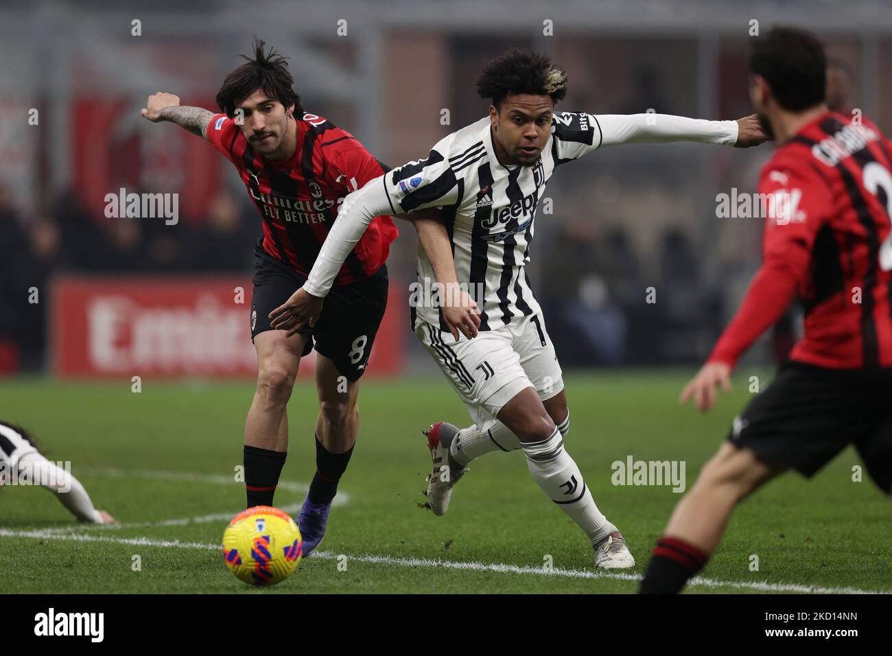 Sandro tonali (AC Milan) e Weston Mckennie (Juventus FC) si battono per la palla durante la serie di calcio italiana Una partita AC Milan vs Juventus FC il 23 gennaio 2022 allo stadio San Siro di Milano (Foto di Francesco Scaccianoce/LiveMedia/NurPhoto) Foto Stock