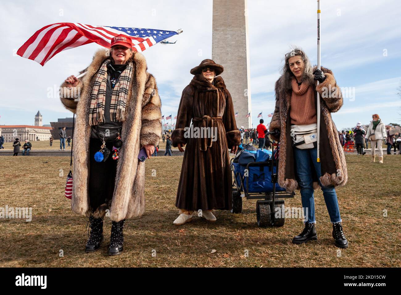 I sostenitori di Trump in pellicce a tutta lunghezza partecipano al rally e alla marcia della sconfitta dei Mandati a Washington, DC. Gli organizzatori e i partecipanti affermano che i vaccini e l'uso della maschera dovrebbero essere una scelta personale, indipendentemente dalla salute pubblica. L’evento è stato fatturato come una protesta contro i mandati di vaccini e mascheramento utilizzati per fermare la diffusione del coronavirus da parte di tutti gli americani, ma la folla si appoggia in modo schiacciante a destra. sono previste 20.000 persone per l'evento. (Foto di Allison Bailey/NurPhoto) Foto Stock