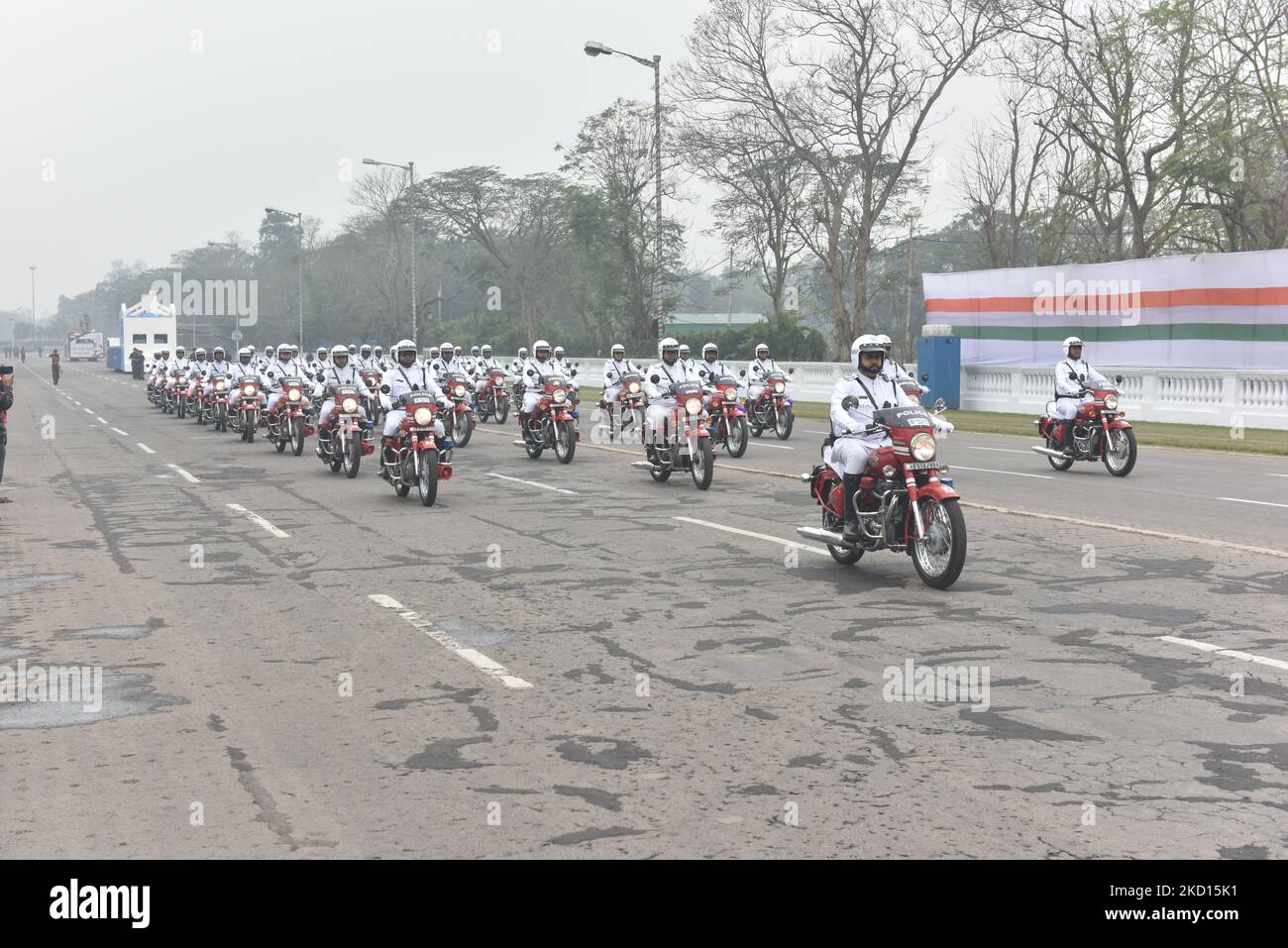 Ufficiali del contingente di polizia di Kolkata durante la prova completa di vestito del giorno della Repubblica indiana a Kolkata il 24th gennaio 2022. Kolkata, India (Foto di Sukhomoy Sen/NurPhoto) Foto Stock