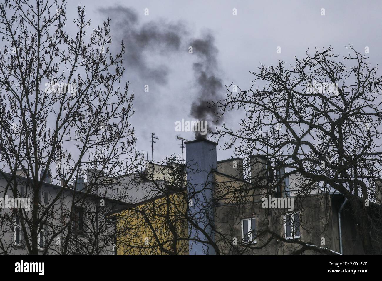 Fumo scuro da una casa di città camino durante l'inverno è visto nel centro di Gliwice, Polonia il 24 gennaio 2022. La Polonia è uno dei paesi più inquinati dell'Unione europea. La maggior parte dell'inquinamento atmosferico in Polonia è il risultato della dipendenza del paese dal carbone per alimentare le sue case e l'economia. (Foto di Beata Zawrzel/NurPhoto) Foto Stock