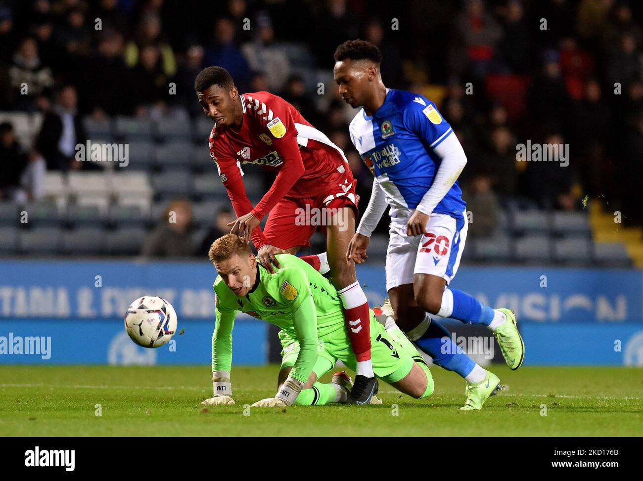 Isaiah Jones del Middlesbrough Football Club tussles con Thomas Kaminski di Blackburn Rovers durante la partita Sky Bet Championship tra Blackburn Rovers e Middlesbrough a Ewood Park, Blackburn lunedì 24th gennaio 2022. (Foto di Eddie Garvey/MI News/NurPhoto) Foto Stock