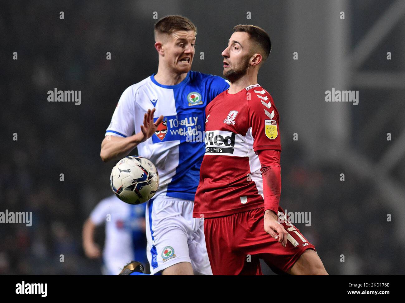 La Andraž Šporar del Middlesbrough Football Club si scaglierà con Scott Wharton di Blackburn Rovers durante la partita del campionato Sky Bet tra Blackburn Rovers e Middlesbrough a Ewood Park, Blackburn, lunedì 24th gennaio 2022. (Foto di Eddie Garvey/MI News/NurPhoto) Foto Stock